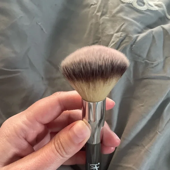 SOLD ❌ NWOT IT Cosmetics Silver Makeup Brush - Picture 3 of 5